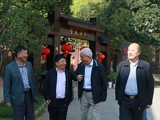 福建省政协原副主席、省工商联主席李祖可参观双龙戏珠酒业